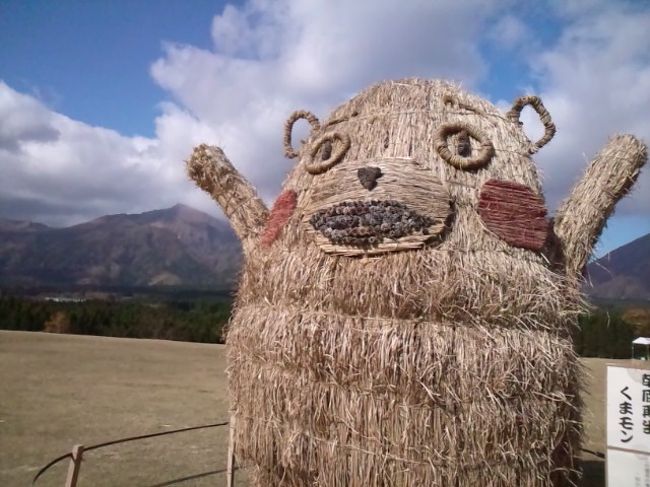 以前、熊本県に行ったときは、熊本城や水前寺公園をめぐりました。<br />阿蘇と宮崎県の高千穂へゆきたいと思い続けてました。<br />空路の場合は熊本空港からが高千穂に一番近いそうです。<br />航空券を予約した時点では、御嶽山の噴火前でした。<br />阿蘇山も危険ということでロープウェイは休止となりました。<br />以前、北海道の有珠山も噴火前に予約とり、休止でした。<br /><br />一日目は、曇りで着いたのも15時頃になりました。<br />レンタカーで、まず宿泊ホテルへゆき、チエックインし、休憩しました。<br />お天気よくないけれど、まずは阿蘇をめざしました。<br />２日目は朝早くから高千穂へ約６０km、約１時間半で着きました。<br />予約してあった観光協会のガイドさんに３時間基本コースで案内していただきました。<br />日本神話を思いだし、神話の世界にひきこまれるの感じました。<br />デジカメが手違いで持ってゆけず、スマホで撮影しました。<br />ガイドさんから説明を聴き、いろんな勉強になりました。<br />その後、月廻り公園で、芝生広場のむこうにギザギザ頭の根子岳をのぞみ、藁でつくられている「熊モン」などを観て、「白川水源」により、帰路に着きました。<br />約２４時間でレンタルカーで約１８０km走行しました。<br />また、訪づれたい熊本・宮崎でした。