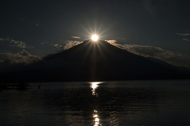 「富士山山頂の天気」の天気をチェックしたところ、10月24日〜26日は富士山頂の天気は良さそうとのこと。10月に入ったところで、季節限定のあの光景――ダイヤモンド富士が撮れる時期になったことなので、新宿から高速バスで山中湖へ向かい、ダイヤモンド富士撮影にチャレンジしました。