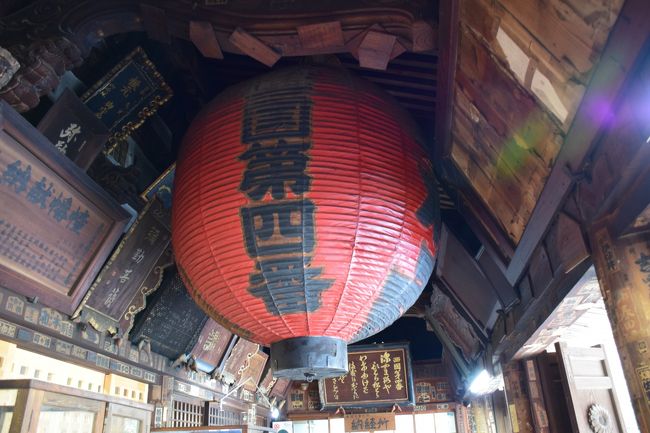 西国３３カ所巡りで、４番札所の施福寺へ行ってきました。<br /><br />急に思い立って出発しましたが、ナビで無事目的地に到着できました。<br /><br />紅葉の時期は駐車場が満車になることもあると聞いていましたが、少し時期も早かったためか、その心配も杞憂に終わりました。<br /><br />施福寺のある槇尾山は古代ヤマト王権の聖地・巻向山の神様を祀っていたという説もあり、興味を持っていました。<br /><br />ではよろしくお願いします。<br />