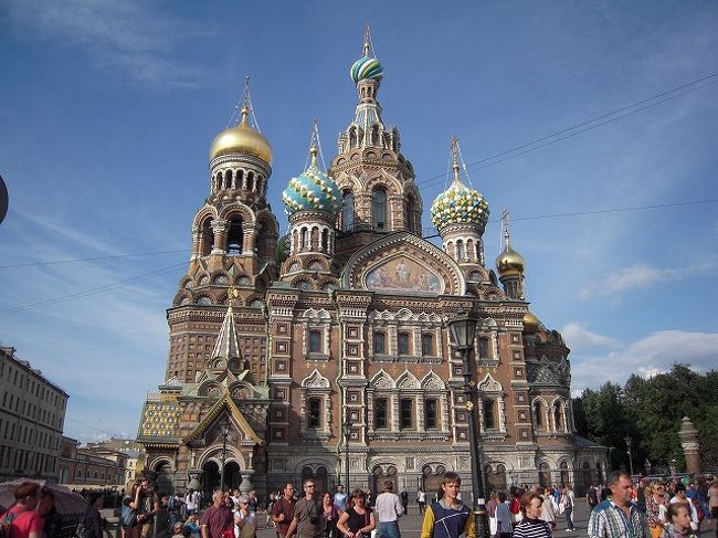 2014年夏旅 <br />個人手配では難しいと思ってしまっていたロシア旅。でも、やってみたら実は全然簡単。そんなロシア旅の4日目　キジ島からサンクトペテルブルグに移動して、ロシア人ツアーに乗っかって、エカテリーナ宮殿に向かいます。<br /><br />http://hornets.homeunix.org<br /><br />　<br /><br />ここまでのロシア旅と現在公開中のこの先のロシア旅<br /><br />準備編1　ビザを取って寝台特急を予約してみた<br />http://4travel.jp/travelogue/10947290<br /><br />準備編2　キジ島フェリーを予約してみた<br />http://4travel.jp/travelogue/10947294<br /><br />Day1 赤の広場で たまねぎ寺院に出会った<br />http://4travel.jp/travelogue/10947362<br /><br />Day2 ガガーリンに会いに行ってみた<br />http://4travel.jp/travelogue/10947580<br /><br />Day3 異国で寝台特急！初体験<br />http://4travel.jp/travelogue/10949140<br /><br />Day4 念願のキジ島にたどり着いた<br />http://4travel.jp/travelogue/10949195<br /><br />Day5 ロシア人ツアー潜入レポ！<br />http://4travel.jp/travelogue/10951773<br /><br />Day6 Day7 サンクトで 路線バスに挑戦！<br />http://4travel.jp/travelogue/10960383<br /><br />Day8 レンタカーで国境越え！十字架の丘へ<br />http://4travel.jp/travelogue/10960690<br /><br />Day9 (歩いて回れちゃう！ヴィリニュス旧市街)<br />http://4travel.jp/travelogue/10960700<br /><br />Day10 (市場内の惣菜屋のごはんが超うまかった in リガ)<br />http://4travel.jp/travelogue/10965828<br /><br />Day11 (バックパック背負ったまま入るレーニン廟)<br />http://4travel.jp/travelogue/10968222<br /><br />Day12 (最終日：モスクワの丸亀製麺に行ってみた)<br />http://4travel.jp/travelogue/10968391<br /><br />