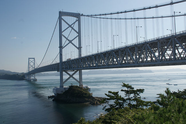 久しぶりに徳島に行ってみました。<br />24時間ほどの滞在だったのですが、今回はピンポイントで“鳴門”。<br />明石海峡大橋の開通で、徳島も関西圏の一部みたいな感じで、特に鳴門は日帰りでも可能な場所。<br />“うずしお”に代表される観光名所の他にも、映画のスポットがあったり、四国八十八ヶ所巡りの一番札所があったり、阿波の国、一之宮神社があったり…と見所はあります。<br />サクサク…と散策してみました。<br /><br />1日目…徳島旅行記～2014 鳴門市内編～その1<br />2日目…(朝)グランディ鳴門 ザ・ロッジ→鳴門スカイライン→渦の道→(昼)松茂→JR大阪駅界隈<br />