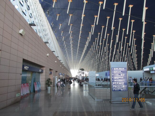 今回西安から上海経由で成田へ帰る途中、上海の乗り継ぎ時間が（上海着１３：１５、上海発１７：２５）4時間程ある為浦東空港第1ターミナル出発フロワーを散策して見ました。東方航空で荷物はスルー、出発地で国際線もチェックイン済みです。到着も出発も浦東第1ターミナルです。散策には1時間ほどで済んでしまい、コーヒーを飲んでも時間を持て余してしまいました。全長 4,000m、幅 60mのオープンパラレル 滑走路3本を有する24時間全天候型国際空港です。空港は2つの旅客ターミナルが並行して建っていて非常に解り易い。最近路線が増えて出発が遅れる事が常態化しています。15年には2本の滑走路と第3ターミナルが完成する予定です。上海市中心部から30km程の距離にあり、地下鉄、空港バスがあり、特に世界で初めて実用化された高速磁気浮上鉄道（リニア）によって8分で浦東市街区の地下鉄龍陽路駅まで連絡する。上海市西部に位置する上海虹橋国際空港は国内線専用空港（ただし、上海/虹橋・ソウル/金浦・東京/羽田線のトライアングルは運航）として利用されている。浦東から虹橋までの最短乗継時間（MCT）は4時間に設定されている。浦東空港は公表して無いが日本のＯＤＡで<br />建てられています。