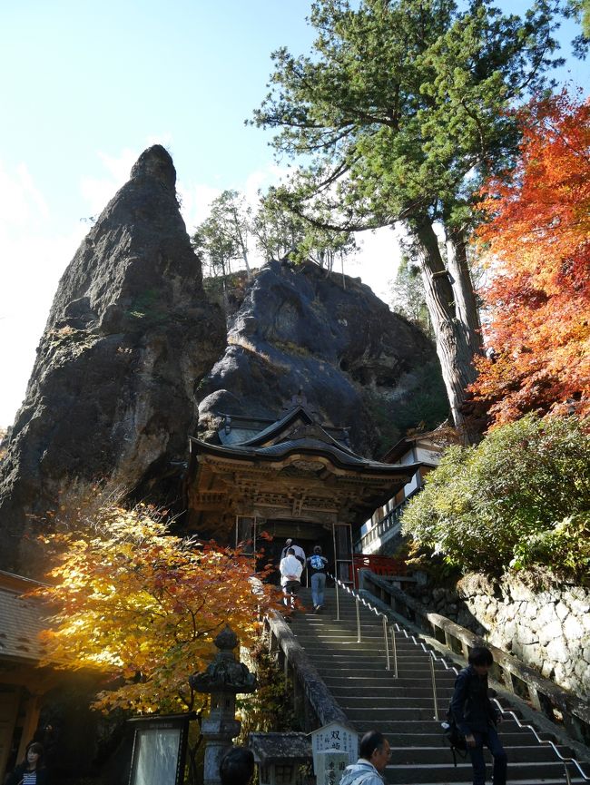 前に、テレビで榛名神社と榛名湖を放送していて、素晴らしい景観に釘づけになりました(゜o゜)！<br /><br />早速、相方と二人でラン♪ラン♪ラン♪♪<br /><br />参道では岩が突き出していたりと、とても圧巻でした。<br />紅葉の季節だったので綺麗でしたが、また時期を変えて行っても飽きることが無い程、リピしたいところです！<br />身も心も洗われる思いでした。心の洗濯にピッタリ〜。<br /><br />＜交通手段（ＪＲ＋群馬バス）往復＞<br />最寄駅〜上野駅〜高崎駅【電車からバスに乗換】〜榛名神社〜榛名湖<br /><br /><br /><br /><br /><br />