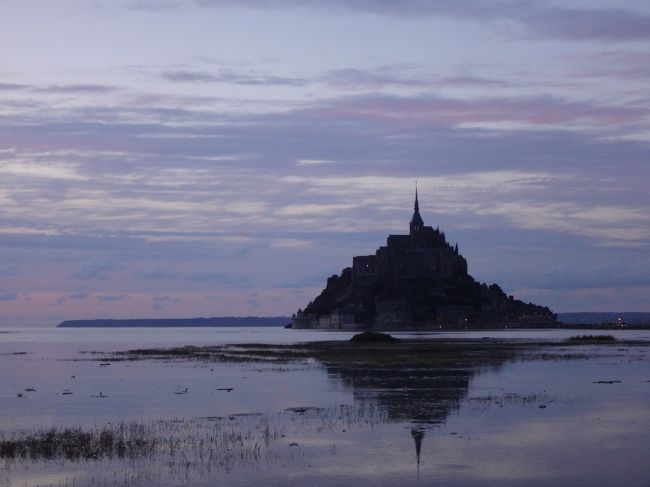 今回も弾丸の旅、 フランスに行ってきました。 ギリギリまで出発の決定を決めかねていたので  下調べのない 行き当たりばったりの旅になりましたが、なんとか 満足のいく旅になりました。 <br /><br />シャルルドゴール空港に、朝到着。 是非見てみたかった モンサンミッシェル。 インフォメーションに相談すると 一番早い電車に乗っても パリを昼に出て、モンサンミッシェル近郊の街に着くのは 夕方になることが判明。 時間はあまりなく この後パリ観光の予定もあるため、 かなりの予算オーバーになりましたが、レンタカーを借りることにしました。 レンタカーは大正解！ 時間の節約になり、電車やバスではここまでたくさんの場所を観ることは できませんでした。 