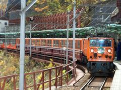 トロッコ列車で錦秋の黒部渓谷へ