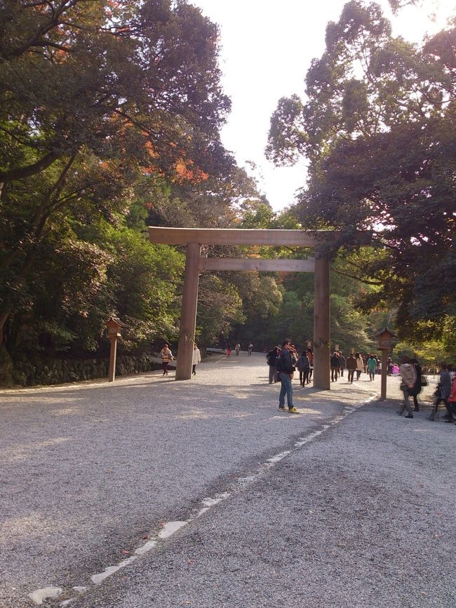 名古屋に一泊して、近鉄特急でお伊勢参りをしてきました。<br />今回は、駆け足のお参りで、外宮と内宮のみの参拝となってしまいましたが、心洗われるような経験でした。<br />次回は志摩観光も含めて、再訪したい場所になりました。<br />その記録です。