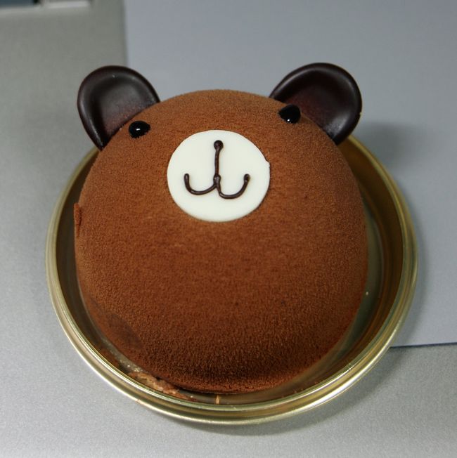 いつもお世話している近所の老夫婦。<br />その奥さんが誕生日だそうで、ちょっとシャレでこんなケーキを買ってきました！<br />場所は、ケーキとなるといつも出掛ける、パティスリー・シロモト♪<br />http://www.n-shiromoto.com/（パティスリー・ナチュール・シロモトのオフィシャルページ）<br /><br />狙った訳では無かったけど、お店で見付けたこの子に一目惚れ！<br />食べるのは大変でしたが（かわいそう！）、戴くと美味しくてペロリ！<br />ははは・・・