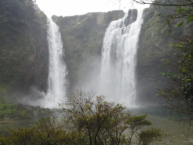 鹿児島県南大隅町にある雄川の滝で雄川渓谷に遊歩道があり1200m程歩いていくと雄川の滝にたどり着けます。雄川の滝は三国名勝図会にも紹会されている名勝の滝で落差46m、幅60mで人気の観光スポットです。ナビをセットすると滝の上の展望台を案内するか、遊歩道から行くルートを案内するかはわかりませんが両方見たほうが良いと思います。滝壺の近くまで行けるのですが雄川発電所から水量が多くて放水されていて本来の姿を見ることは出来ませんでした。夏休みには子供連れで訪れて滝のそばで水遊びができる絶好のスポットです。今回訪れたときは残念ながら滝壺の近くまで行くことが出来ませんでした。