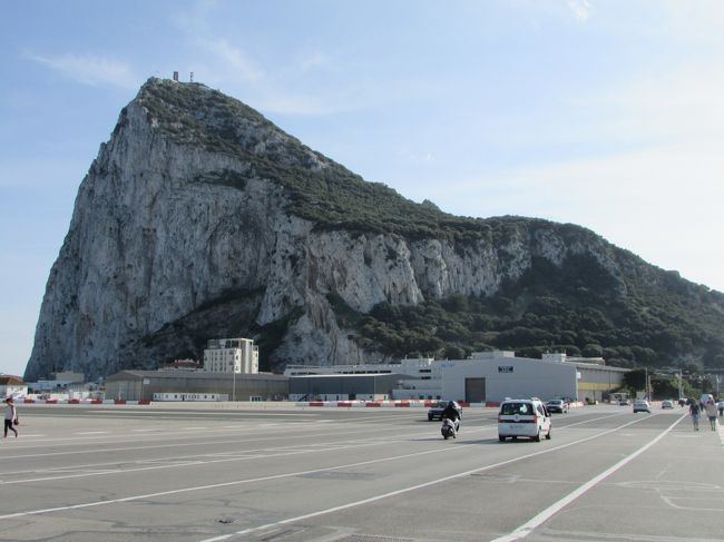 ロンドンから2時間30分でジブラルタルの空港に着きます。この空港の滑走路の一部は一般道になっていて車も人も通行できます。1泊2日でしたが、ジブラルタルの丘からのジブラルタル海峡とモロッコの眺め、その丘に住み着いている猿、そしてウ海に出てイルカたちを満喫しました。