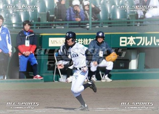 ご訪問ありがとうございます。<br /><br />今年の夏に「マスターズ甲子園2014」のボランティアに登録しました。<br />動機は、どうしても甲子園の土が踏みたく、ボランティアに登録しました。<br />そして主審にボールを渡すボール・ボーイを希望しました。<br />そして第２希望はカメラマンにしました。<br />半世紀の時を経て、まさかの甲子園の土を踏むことができました。<br />それでは阪神甲子園球場の世界へどうぞ〜☆<br /><br />表紙の写真の右端が私です（グローブを手にしています）☆<br />大会初日の第１試合：今治西校OB　VS　岐阜県選抜OB<br /><br />今治西校OBチームは甲子園経験者が５０人中、２８名おられました。<br />ベンチには５０名がぎっしり入り始終にぎやかで活気にあふれていました。<br />みなさんの目は、もう少年そのもので、輝いていました。<br /><br />一方の岐阜県選抜OBチームは、５０人中５名の甲子園経験者がおられました。こちらも元気いっぱいのプレーが見られました。