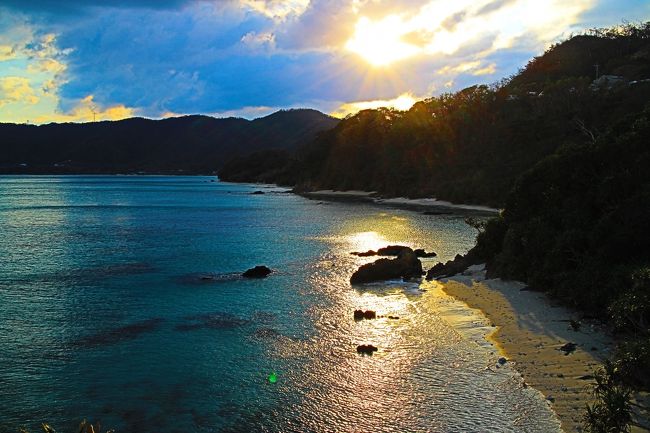 バニラエアがこの夏に奄美大島へ就航したと聞き台風もこないであろう11月に予約。<br /><br />前編：レンタカーで観光・ハートロックも<br />後編：ビーチホテルステイ<br /><br />亜熱帯の森と海をもつ東洋のガラパゴスといわれているだけあって観光やビーチステイで想像以上に自分に合った大きすぎず小さすぎずの島に久々に大満足の旅でした。<br /><br />カメラは最近購入した Canon EOSM2 というミラーレス一眼ですが、まだまだ慣らし運転のカメラ操作でした。購入したのはダブルレンズキットですが、90％近くは明るいほうの単焦点レンズを使用しています。<br /><br />主な費用（自分用の記録のため細かく記入します）<br /><br />バニラエア　成田⇔奄美大島 ： 8,760円　<br />奄美レンタカー3日間（ワイド保障） ： 10,100円<br />ガソリン　22.2L　　　　　 　 ： 4,027円<br />ホテルウエストコート奄美 3泊朝食付 ： 20,340円<br />ネイティブシー奄美　1泊朝食付　　　： 10,750円<br />奄美リゾートばしゃ山村　1泊朝夕食付： 12,960円<br />京成ライナー（帰りのみ）　 ： 2,200円<br />その他（飲食、お土産など） ：20,127円<br />----------------------------------------------<br />合計　 89,264円　<br /><br />