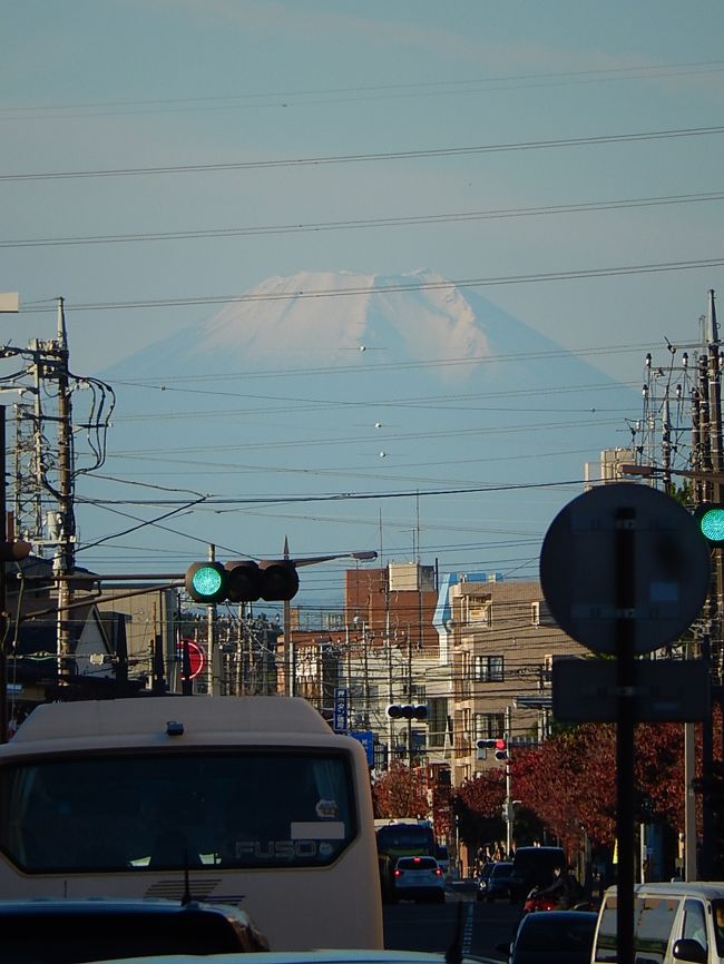 11月18日、午前7時25分頃に上福岡駅から素晴らしい富士山が見られた。　西高東低の冬型気候になり、くっきりとした富士山が見られた。<br /><br /><br /><br /><br />＊写真は上福岡駅から見られた富士山