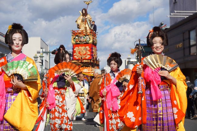 二回目の栃木市は、とちぎ祭りが目的でしたが、その前に、前回行けなくて気になっていた大平山にも足を延ばしてみました。<br /><br />大平山は、太平山神社や謙信平を含む太平山一帯のこと。あじさい坂から、太平山神社に向けては、一直線に登る道で長くて急な石段。のんびりと歩くというより、黙って黙々と上るしかありません。<br />ところで、太平山は、「おおひらさん」だと思うのですが、地元の人は「たいへいざん」と言わないと分かりません。高さは、341m。山頂は、太平山神社から少し歩いた奥ノ院なのですが、ここでは周囲の見晴らしは全然よくない。さらに晃石山の方に向かう人が大半のようでした。私は、少し先の浅間神社まで行って引き返しました。<br /><br />さて、メインのとちぎ秋まつりは、栃木市に県庁があった頃に始まったんだそうで、そういう意味では明治以降の歴史。ただ、三日間で30万人が訪れるという、想像以上に賑わいのあるお祭りです。祭りの華は14基の山車。青空のもと蔵の町の大通りを行ったり来たりする山車は豪華絢爛。手古舞の先導もとってもかわいらしい。楽しいお祭りです。