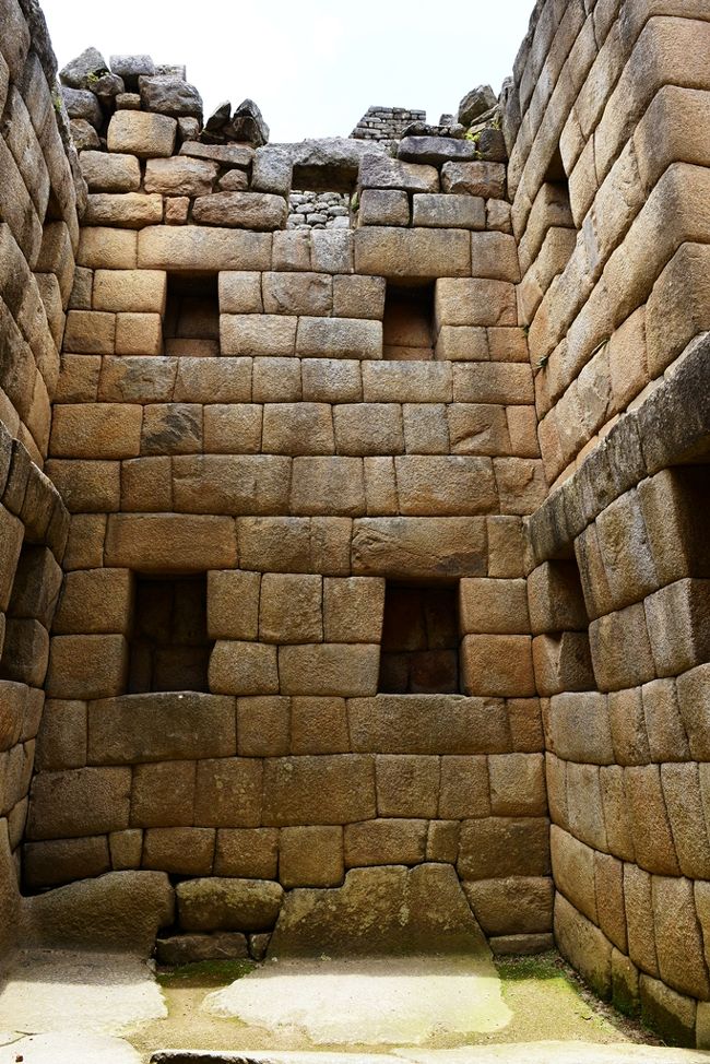 　後半はマチュピチュの城壁内の散策です。<br />　城壁内は思った以上に広く、小規模ながらも約200戸の住居跡があり、石積みなどその精巧な技術に驚かされます。インカ帝国9代皇帝パチャクテクの離宮であったという説が有力ですが、すくなくとも最大で750名が生活をしていたのではないか推測されています。