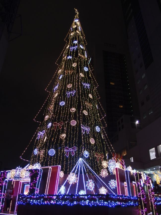 <br />2014年11月14日(金）〜12月25日（木）／新梅田シティ<br /><br />新梅田シティ<br />ドイツ・クリスマスマーケット大阪２０１４13年目を迎える「ドイツ・クリスマスマーケット大阪」が、今年もドイツからやってきます。<br />10万個を超えるイルミネーションがきらめく高さ約27mの「世界最大級のクリスマスツリー」が華やかに彩る会場では、29軒のヒュッテ（小屋）が立ち並び、ドイツグルメやクリスマスギフト、115年以上の歴史を持つアンティーク・メリーゴーランド、お子様に大人気のクリスマストレインなど、本場ドイツからの素敵なクリスマスをお届けします！ …ウメポタのイベント情報より。<br /><br />久しぶりの大阪行き。<br />午後からどこへ行こうかと思案してましたら、大阪在住の兄夫婦が、大阪の美味いものをご馳走するからとお誘いがあって、楽しいひと時を過ごしたのち、梅田スカイビルに行ってクリスマスマーケットや滝見小路で遊んで来ました。<br /><br />表紙の写真は、梅田シティの世界最大級のクリスマスツリー