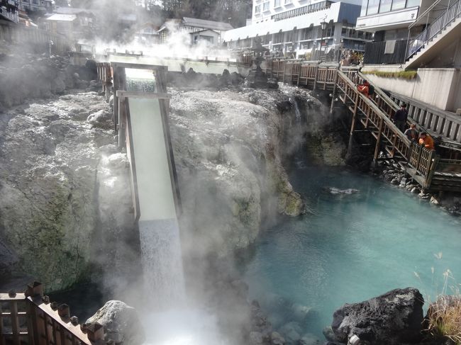 草津温泉には初めて来ました。<br />本当は白根山の湯釜を見たかったのだけれど、火山活動が引き続き活発だそうで、夏に続いて秋も見学できない状態が続いています。<br />白根山はまた今度。<br />今回は駐車場が2時間だったので、2時間で回れるところだけ行ってきました。