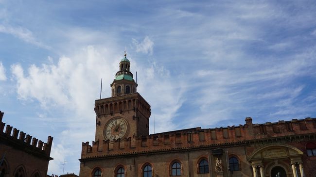 なんと！今年２度目のイタリア旅行です（自分でもびっくりです）<br /><br />花の咲く春、そして空気の澄んだ秋、両方のイタリアを満喫できました。<br />そして今回は私、相方のほかに、私の両親を連れての珍道中…。賑やかな旅になりました。<br /><br />***************************************<br />10/11　羽田　→　シャルルドゴール乗継　→　フランクフルト乗継　→　ミラノ（リナーテ空港）<br />10/12　ミラノ観光<br />10/13　ミラノ観光　<br />10/14　ミラノ　→　フィレンツェ観光<br />10/15　フィレンツェ観光　→　ボローニャ<br />10/16　ベネツィア観光<br />10/17　ボローニャ観光<br />10/18　ボローニャ空港　→　ミュンヘン乗継　→　シャルルドゴール乗継　→　羽田