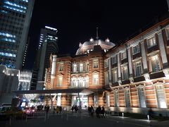 東京駅丸の内側駅舎付近の夜景を眺める