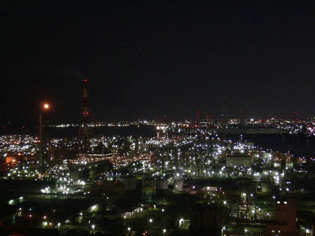 四日市コンビナートの夜景が見られると聞いて、2010年に四日市港にある「四日市港ポートビル」に登った時の記事です。街の夜景とは違った魅力がありました。