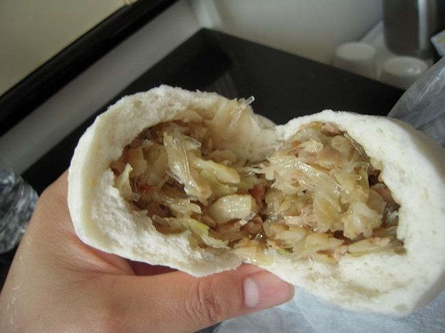 台北グルメを食べつくす!<br />そんな目的でふらっと出かけた台湾旅。<br />食べ続けるのも難しいので、食べる合間でド定番観光地を観光する旅。<br /><br />そんな台湾旅の4日目。<br />今日は最終日。悔いのないように台湾を食べつくし、ついでに忠烈祠にも行きますよ<br /><br />さて、ここでちょっとしたお知らせ。<br />現在、旅の情報をいろいろな方法でお伝えしたいと思っていて、その一つとして、まず、動画による旅行記の作成しよう!と手を染め始めました。<br />そんなこんなで、今回の旅行記とは関係ないのですが、手始めに先日行った青森の小旅行を動画にまとめてみました。<br />お時間があれば(お時間無くとも)是非一度ご覧ください!<br />https://www.youtube.com/watch?v=dXtk2tKL5zs<br /><br />https://www.youtube.com/watch?v=bMnKjsifdMc<br /><br />https://www.youtube.com/watch?v=e0pVI5aYXEo<br /><br />
