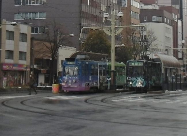 ハイカラな雰囲気たっぷりの札幌に存する<br />路面電車の様子を簡単に拾ってみました。<br /><br />特筆すべきは<br />札幌市電には、砂利敷きの専用軌道箇所がない。<br />全線が併用軌道を走る正真正銘の路面電車。<br /><br /><br />