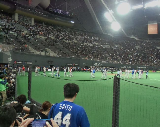 日米野球2014(第5戦)を札幌ドームで観戦<br /><br />北米大陸でMLBの試合を生観戦できるメドが立たないので<br />向こうから 来てくれる今回の機会に乗っかった。<br />・プホルス、ジョーンズ、ハーパー、アイバーの来日キャンセル<br />・来日間際で決まった最終メンバー、特に投手陣の迫力不足<br />・MLBが、易々と3連敗して、早々と負け越し決定<br />・カノが第3戦で死球骨折して、帰国・・・etc<br />チケット代を減額して欲しいくらい残念な要素が重なったものの<br />北海道初上陸の意味合いも含め、貴重な機会。テンションは下がらない。<br /><br />普段のドラゴンズ戦とは勝手が違うお気楽見物モードで<br />試合前の3時間&試合の3時間の計6時間を <br />ビジター(一塁)側 フィールドシートで過ごした。<br /><br />(この日のスコア)<br />http://www.nikkansports.com/baseball/professional/score/2014/jus2014111801.html<br />