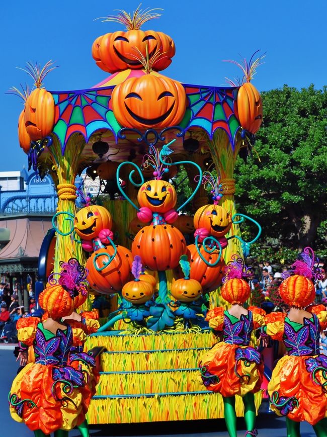 ハロウィーン（英: Halloween ）とは、毎年10月31日に行われる、古代ケルト人が起源と考えられている祭りのこと。もともとは秋の収穫を祝い、悪霊などを追い出す宗教的な意味合いのある行事であったが、現代では特にアメリカで民間行事として定着し、祝祭本来の宗教的な意味合いはほとんどなくなっている。カボチャの中身をくりぬいて「ジャック・オー・ランタン」を作って飾ったり、子どもたちが魔女やお化けに仮装して近くの家々を訪れてお菓子をもらったりする風習などがある。（フリー百科事典『ウィキペディア（Wikipedia）』より引用）<br /><br />TDLでは、パレード「ハッピーハロウィーンハーベスト」が行われています。 ミッキーが主催する「ハッピーハロウィーンハーベスト」は、“ハロウィーン・フェア”をテーマに仮装したキャラクターたちとおばけたちが繰り広げる、明るく楽しい手作り感溢れるパレード。同パレードは、7つのフロートで構成されています。<br /><br />“ハロウィーン・フェア”の賑やかな音楽団のフロート<br />お菓子がたくさんのハロウィーンスウィーツショップのフロート<br />フェアで楽しむハロウィーンゲームコーナーのフロート<br />パンプキンのイリュージョンハウスのフロート<br />巨大なカボチャを創り出すラボラトリーのフロート<br />くまのプーさんと仲間たちのピクニック広場のフロート<br />くまのプーさんと仲間たちのピクニック広場のフロート<br />元気いっぱいのパンプキンガールズが踊っているレビューシアターのフロート<br /><br />ハッピーハロウィーンハーベスト　については・・<br />https://www.youtube.com/watch?v=ikQmvZwchKE<br />https://www.youtube.com/watch?v=e3E-nM-lNV4<br /><br />東京ディズニーランド（英称：Tokyo Disneyland、略称：TDL）は、千葉県浦安市にある東京ディズニーシー (TDS)などと共に東京ディズニーリゾート (TDR)を形成するディズニーパークである。主役はネズミをモチーフにしたミッキーマウスである。オリエンタルランド (OLC) がディズニーからライセンスをとって運営する。（フリー百科事典『ウィキペディア（Wikipedia）』より引用）<br /><br />東京ディズニーランドについては・・<br />http://www.tokyodisneyresort.jp/tdl/<br />