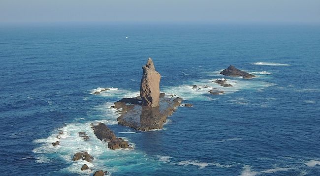 まさに神が居る、、神居る、神威岬<br />岬の先に見える不思議な巨石に釘付けになりました。<br /><br />早朝に近くまで到着したけど<br />岬の手前の道路にゲートがあり朝8時からゲートが開くとのことで<br />それまで待てないのでそこから自転車で移動。<br />さらに徒歩で岬に到達。。<br />説明文は以下↓↓↓です。<br />http://mackenmov.sunnyday.jp/macken/travel_japan/2014travel/201406hokkaido/140601/140601-1kmui.html<br /><br />以下、写真集です。よろしくお願いします。