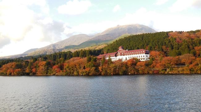 　私は桜よりも紅葉が好きで、毎年どこかしらに見に行くことにしてるが、今年は第一弾として、箱根の紅葉を見に行ってきた。今回は東海道線で小田原へ、そこからバスと徒歩を組み合わせ、湯元温泉から芦ノ湖まで国道１号線沿いに紅葉と登山電車を見て廻り、大平台で温泉に立ち寄り、最後は芦ノ湖の遊覧船から紅葉を眺めた。<br />　道も電車も混雑する中、歩きながら見上げる登山電車というのもおつなものである。<br />　芦ノ湖は湖尻、桃源台に到着したのは午後４時過ぎ、日は既に傾いている。<br />　ここからが問題だった。日曜日の上り東名高速は大渋滞だった。乗り換えるのが嫌で、桃源台から高速バスに乗ったのがいけなかったか、大井松田から大和トンネルまで40kmの渋滞の中、４時半にバスに乗って、江田のバス停（東急あざみ野駅付近）に降りたのが８時半、千葉の家に着いたのは、１０時半すぎであった。<br />　今回はその前半を紹介。