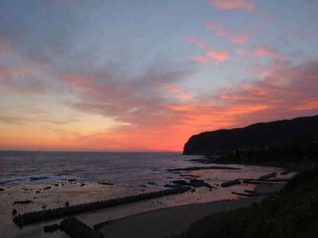 弁慶岬からさらに西海岸を北に走ります。<br />海岸沿いのなにげない風景がすごすぎる。。北海道ってすごい。<br />奇麗な夕陽でした。<br /><br />以下、写真集です。<br /><br />説明文は↓こちら↓どうぞ<br />http://mackenmov.sunnyday.jp/macken/travel_japan/2014travel/201406hokkaido/140531/140531_5kamoenai/kamoenai.html