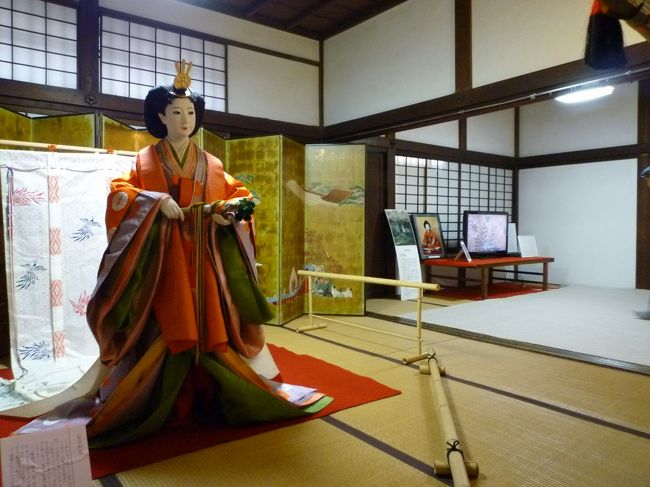 伏見稲荷、哲学の道、霊鑑寺と見学したら、またバスで今宮神社へ向かいます。今回の旅は行くところ全部がお目当てなので楽しみです。<br />ただし今宮神社は神社はどうでもよくて、お目当ては門前の「あぶり餅」だけです(^_^.)<br /><br />その後は霊鑑寺同様１年前から見たかった門跡寺院「宝鏡寺」一般公開。こちらも皇女が住職をつとめ、幼いころの和宮が一時期住んでいたそうです。百々町にあるため「百々御所（どどのごしょ）」とも呼ばれています。<br />