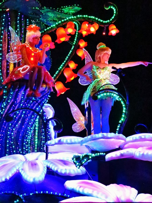 東京ディズニーランド・エレクトリカルパレード・ドリームライツ（Tokyo Disneyland Electrical Parade Dreamlights）は、東京ディズニーランドにて2001年6月1日から開催されている夜のパレードである。<br />初代エレクトリカルパレードは電飾が50万個使用されていたが、ドリームライツでは100万個使用されている。電飾に加え、LEDライトや光ファイバーなどの最新技術が多様に使用され、出演者の電飾用バッテリーの小型軽量化により負担が軽減されている。初代エレクトリカルパレードの楽曲を元に、オーケストラによる壮大な演奏をはじめ、各フロートごとに異なる様々なアレンジがされた楽曲が使われている。ドリームライツは2007年3月17日、2011年7月8日にリニューアルが行なわれている。スポンサーは、日本ユニシス。（フリー百科事典『ウィキペディア（Wikipedia）』より引用）<br /><br />エレクトリカルパレード・ドリームライツ　については・・<br />http://www.tokyodisneyresort.jp/show/detail/str_id:pw_dreamlights/<br />http://www.unisys.co.jp/Dreamlights/<br /><br />東京ディズニーランド（英称：Tokyo Disneyland、略称：TDL）は、千葉県浦安市にある東京ディズニーシー (TDS)などと共に東京ディズニーリゾート (TDR)を形成するディズニーパークである。主役はネズミをモチーフにしたミッキーマウスである。オリエンタルランド (OLC) がディズニーからライセンスをとって運営する。（フリー百科事典『ウィキペディア（Wikipedia）』より引用）<br /><br />東京ディズニーランドについては・・<br />http://www.tokyodisneyresort.jp/tdl/<br />