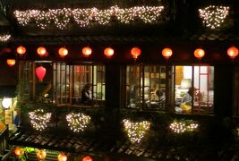 2014秋、台湾旅行記10(18/20)：11月20日(10)：九分、雨の九分旧市街散策、非情城市ロケ地の小上海茶飯館