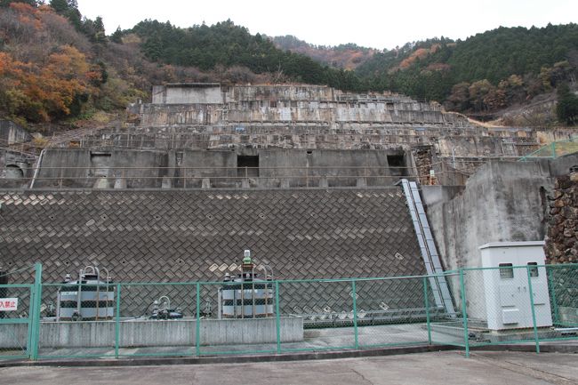 神子畑選鉱場跡は巨大な構造物が山の斜面に張り付いている感じです。<br />その歴史は800年頃に鉱山として開拓された神子畑は15世紀頃から採鉱が盛んになり、その後、明治政府の管理から一時は皇室財産として宮内省の管轄にもなりました。<br />明治29(1896)年に三菱へ払い下げられ、大正8(1919)年には大規模な選鉱場が建設されました。<br /><br />取り壊し前の選鉱場の様子<br />山を隔て6キロメートル離れた明延鉱山(養父市大屋町)から運ばれてきた鉱石をその比重や浮力を利用して亜鉛、銅、錫に選鉱。<br />東洋一の生産高を誇りました。<br />ムーセ旧居は鉱山技師達の住まいでした。<br /><br />