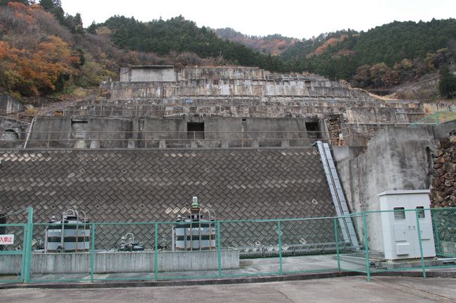 神子畑選鉱場跡は巨大な構造物が山の斜面に張り付いている感じです。<br />その歴史は800年頃に鉱山として開拓された神子畑は15世紀頃から採鉱が盛んになり、その後、明治政府の管理から一時は皇室財産として宮内省の管轄にもなりました。<br />明治29（1896）年に三菱へ払い下げられ、大正8（1919）年には大規模な選鉱場が建設されました。<br /><br />取り壊し前の選鉱場の様子<br />山を隔て6キロメートル離れた明延鉱山（養父市大屋町）から運ばれてきた鉱石をその比重や浮力を利用して亜鉛、銅、錫に選鉱。<br />東洋一の生産高を誇りました。<br />ムーセ旧居は鉱山技師達の住まいでした。<br /><br />