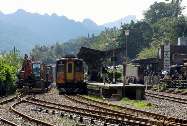 十分では1時間ほどの電車の待ち時間の間に、近くを散策してきました。最初は十分駅近くの静安橋などです。この吊り橋の上からも、次々と上がる天灯を見ることができました。