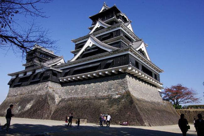 気の合う仲間6人での九州旅行です。<br /><br />高松を2時に出発、途中石鎚山SAにて休憩、八幡浜港05:50発臼杵行きに乗船して臼杵には08:15到着。<br /><br />1日目 高松=八幡浜港=高森田楽保存会=熊本城=湯布院=櫟の丘=保養所<br /><br />2日目 呼子朝市=漁火=湯布院=保養所<br /><br />3日目 湯布院=別府・岡本屋=甘味茶屋=別府港=八幡浜港=高松
