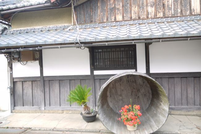 ・・・　滋賀県の西北部の高島市は年間を通じて湿度が高く、昔から発酵に適した風土・気候でした。<br /><br />比良山系から流れる清流や琵琶湖の水に育てられた湖魚や川魚、農作物など豊富な食材に恵まれ、京都と若狭を結ぶ街道沿いに位置していたことから多くの発酵食品がつくられたそうです。<br />　<br />今回昼食で訊ねた海津の 「湖里庵 」<br />遠藤周作さんは次のように述べられている<br /><br /><br />★ 奥琵琶湖は私が最も愛する美しい場所である <br />これまで私は小説の材料を求めてたびたびその奥琵琶を訪ねた <br />そこにはさまざまな歴史の跡があるだけでなく あまり人の知らぬ桜の名所や北欧の風景を思わせるような場所があるからだ <br /><br />数年前 海津を友人たちと訪れたとき 魚治さんに立ちより すっかりこの店が気に入ってしまった <br />部屋からすぐ見えるすんだ湖　　 湖の風景<br />何もかもが私に好みにあってご主人に頼まれるままに 「湖里庵」という名をその料亭につけた <br />以来 この店のファンとなっている ★<br /><br /><br /><br /><br /><br /><br /><br /><br /><br /><br /><br />