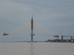 メコン大河に日本の援助による橋の建設