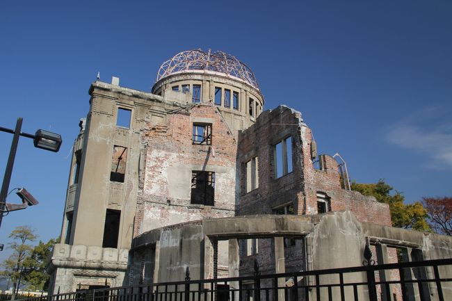 初めての広島。日本人として一度は広島の平和記念資料館や原爆ドームを見ておかなければ…と思っていましたが、やっと実現しました。<br />平和記念資料館では見るものすべてが平和の大切さと訴えかけてくるもので、気が付けば涙がでていました。<br />外国人の方もたくさん来館していましたが、これを見たらどの民族も平和の大切さが分かると思いました。<br />原爆ドーム、このまま残しておくべきですが、戦後70年経つことを考えると保存方法も考えないといけないのかもしれませんね。<br /><br /><br /><br />==================旅行日程==============================<br /><br />中国地方を知人の車で1周ドライブしてきました。<br /><br />11/16（日）ANA383で米子鬼太郎空港へ到着。足立美術館→大山ドライブ（大山まばみるくの里・鍵掛峠）（松江泊）<br />11/17（月）出雲大社→石見銀山→温泉津温泉（温泉津温泉泊）<br />11/18（火）温泉津温泉→浜田道をドライブして、宮島へ。この日の干潮時間は12:51、鳥居近くまで歩いて散策。その後大願寺の宮島大仏を拝観して、紅葉谷公園散策。夜は宮島参拝遊覧船にて大鳥居をくぐる（宮島泊）<br />11/19（水）厳島神社参拝→紅葉谷公園を歩いて、弥山ロープウェイで、弥山頂上展望台へ→岩国錦帯橋→広島（広島泊）<br />11/20（木）広島平和記念資料館→平和公園→原爆ドームを見て、広島市内散策。松江道をドライブして、奥出雲へ。鬼の舌震→玉造温泉（玉造温泉泊）<br />11/21（金）玉作湯神社→八重垣神社→神魂神社→松江城→再び出雲大社へ。稲佐の浜→日御碕神社→松江へ。（松江泊）<br />11/22（土）松江堀川めぐりの船に乗る→塩見縄手の小泉八雲記念館・小泉八雲旧居・武家屋敷へ→境港へ。鬼太郎ロード散策。米子鬼太郎空港からANA388で帰京