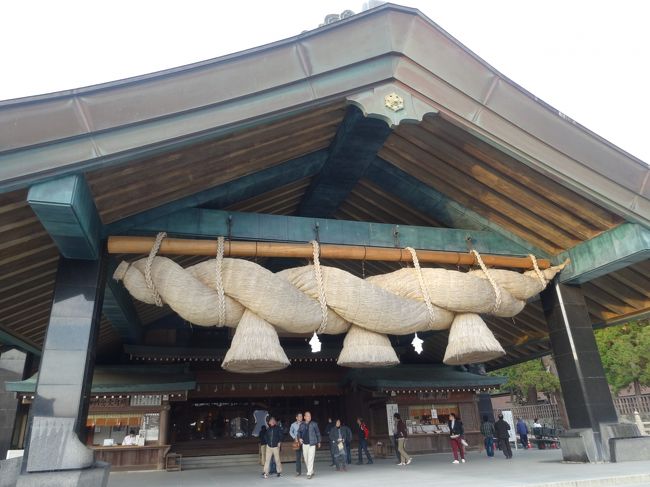 翌日に松江在住の友人に塩見縄手を案内してもらう約束をしていたので、この日の午後は再びの出雲に出向きました。<br />月曜はお昼ごろに参拝したのですが、今回は午後4時過ぎに到着。観光客もまばらで落ち着いて参拝することができました。<br />さらに足を延ばして、稲佐の浜、日御碕神社も参拝しました。<br /><br /><br /><br />==================旅行日程==============================<br /><br />中国地方を知人の車で1周ドライブしてきました。<br /><br />11/16（日）ANA383で米子鬼太郎空港へ到着。足立美術館→大山ドライブ（大山まばみるくの里・鍵掛峠）（松江泊）<br />11/17（月）出雲大社→石見銀山→温泉津温泉（温泉津温泉泊）<br />11/18（火）温泉津温泉→浜田道をドライブして、宮島へ。この日の干潮時間は12:51、鳥居近くまで歩いて散策。その後大願寺の宮島大仏を拝観して、紅葉谷公園散策。夜は宮島参拝遊覧船にて大鳥居をくぐる（宮島泊）<br />11/19（水）厳島神社参拝→紅葉谷公園を歩いて、弥山ロープウェイで、弥山頂上展望台へ→岩国錦帯橋→広島（広島泊）<br />11/20（木）広島平和記念資料館→平和公園→原爆ドームを見て、広島市内散策。松江道をドライブして、奥出雲へ。鬼の舌震→玉造温泉（玉造温泉泊）<br />11/21（金）玉作湯神社→八重垣神社→神魂神社→松江城→再び出雲大社へ。稲佐の浜→日御碕神社→松江へ。（松江泊）<br />11/22（土）松江堀川めぐりの船に乗る→塩見縄手の小泉八雲記念館・小泉八雲旧居・武家屋敷へ→境港へ。鬼太郎ロード散策。米子鬼太郎空港からANA388で帰京