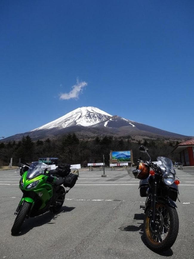 山梨県・静岡県にまたがる、日本最高峰の山である富士山をバイクツーリングで訪れました。ご存知の様に、2013年6月22日に「富士山-信仰の対象と芸術の源泉」の名で世界文化遺産に登録されました。この旅行記は、登録される以前の訪問です。<br />★富士山の南側、車で行ける日本最高峰地点である表富士周遊道路（富士山スカイライン）を爽快ツーリング<br />★富士山の北側、富士山有料道路（富士スバルライン）もこれまた爽快ツーリング。<br />★ツーリングの拠点として、山梨県（富士吉田・山中湖畔）のホテルに滞在。<br /><br />[いただいた郷土料理/ご当地グルメ]<br />◎ふじやまビール<br />◎わかさぎの天ぷら<br />◎ほうとう