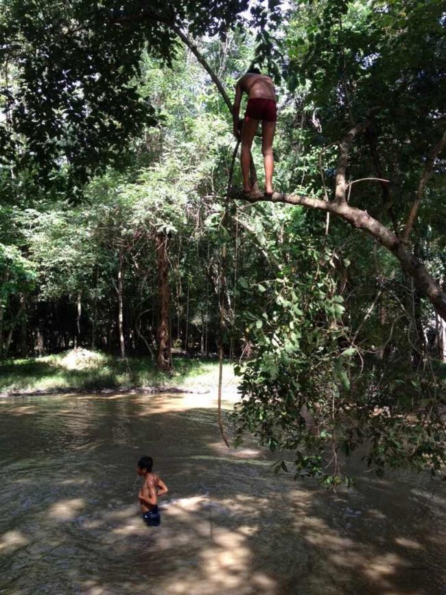 これはベンメリア遺跡の近くで撮った写真です。<br /><br />田舎の子どもたちは、学校に行かず、昼間、遺跡の近くで観光客を相手に物を売ったり、飴をねだったりしています。<br /><br />暑い時は、このように、木から川に飛び込んだりして遊びます。<br /><br />カンボジアは遊ぶものや遊ぶ場所が無いので、子どもたちは自然を利用して、工夫して遊んでいます。<br /><br />とても楽しそうです。