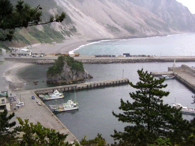 調布飛行場からセスナに乗って行った神津島。<br />いろいろな伝説のある島でした。