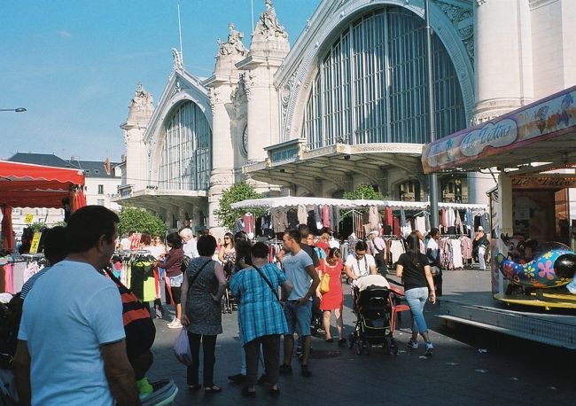 9月７日、ロワールの古城めぐりの旅でトゥールに宿泊し、シノンへ日帰り旅行に行きました。<br />シノンから帰ってきてトゥールの駅に着いたら、たくさん屋台などのお店が出ていてものすごくにぎやかでビックリ！<br />ホテルの人に聞いたら「Bracante」「Braderie」とメモしてくれました。後で調べたら、フランスの一部の地域では毎年９月の第一日曜日に「Bracante」のお祭りがあるのです。「Bracante」とは古物市のことだそうです。<br />シノンから夕方に帰ってきたので、あまりたくさんは見られませんでしたので写真も少なめです。<br /><br />この時の旅行記を本にして出版しました。<br />「世界史オタク　ロワールの古城一人旅」<br />水原杏樹：著　文芸社<br />http://www.bungeisha.co.jp/bookinfo/detail/978-4-286-18539-2.jsp<br /><br />ぜひ読んでください！！<br /><br />ブログで試し読みができます。<br />https://ameblo.jp/serindia/entry-11950379415.html<br />