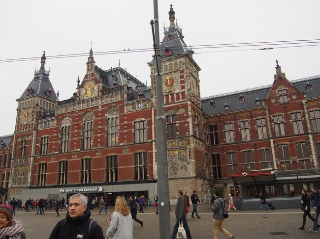 アムステルダムといえば王立美術館ですよね。あのレンブラントの夜警や、フェルメールがみたくて。もちろんゴッホ美術館にも行きました。ちょっと雨模様で寒かったのですが、とってもよかったです。<br />