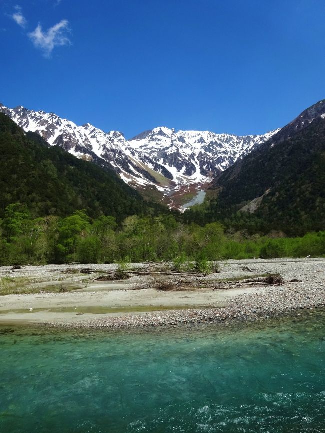 何度も訪れている高山。<br /><br />また今回も高山にてのんびりしました〜<br /><br />上高地が始まると必ず行ってしまうので<br /><br />そのついでに高山は行ってます。<br /><br />上高地には今年は2回。初夏と秋に訪れました。<br /><br />今年は穂高連邦に登ること無かったけど、<br /><br />やはり穂高はみたい！<br /><br />上高地から見る穂高は本当最高です！<br /><br />これを見なければ私の１年が始まりません〜<br /><br />高山では今までの観光地は訪れず、<br /><br />美味しいものもの求めて歩きました。