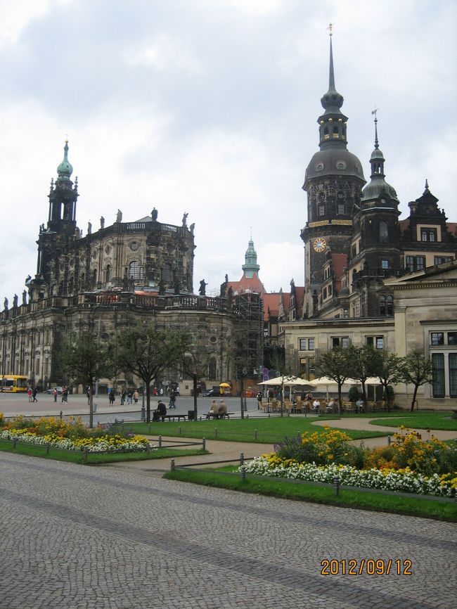 　１回目はツアーに参加して、ドイツ南部を訪問。<br />　今回は個人手配による鉄道利用の旅。<br /><br />　５泊に制限した日数の中、ドレスデン、ニュールンベルグ、ミュンヘン、ヴュルツブルグの４都市に絞って訪問。<br />　宮殿、教会、街並みなどの歴史的建造物や、しっかり保存され絵画、彫刻、宝物類など、見所一杯の４都市でした。脚には自信があり、教会・宮殿のタワーの登頂や、疲れる博物館・美術館の鑑賞にも多く足を運びました。<br />　<br />　鉄道は正確に運行、ホテルは清潔に保たれ、又交通費・食事代・入場料などは、外国為替レートが１?＝１０２円の超円高の恩恵を受け、”ドイツは良かった！”という印象が強く残ります。<br />　<br />　私は英語も満足に喋れないものの、同行者は英語に加え、仏語もＯＫ、そして独語も少々できるというスーパー・バイリンガル、頼もしい助っ人と共に、楽しく・満足のゆく旅行となりました。<br /><br />　何せ２年以上前のことで、やや記憶が薄れ、固有名詞表現やコメントなどで、不十分になっていることは、ご容赦ください。<br /><br />　行程は<br />第１日　セントレア空港ー上海空港ー<br />第２日　ーフランクフルト空港ードレスデン（泊）<br />第３日　ドレスデンーニュールンベルグ（泊）<br />第４日　ニュールンベルグーミュンヘン（泊）<br />第５日　ミュンヘン（泊）<br />第６日　ミュンヘンーヴュルツブルグ（泊）<br />第７日　ヴュルツブルグーフランクフルト空港ー<br />第８日　−上海空港ーセントレア空港