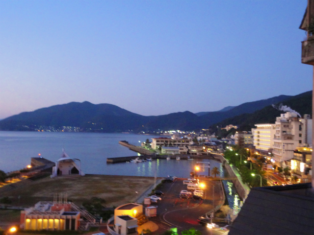 旅館でのんびり過ごし、温泉三昧する目的で小浜温泉に宿泊しました。気が向いた時に旅館から見える風景を撮りだめしていました。<br /><br />その写真を時系列に並べてみたものがこちらの旅行記です。温泉街の持ついろいろな顔が見えるようで、小浜温泉がますます好きになったようです。<br /><br />表紙は、夕景の温泉街の写真です。