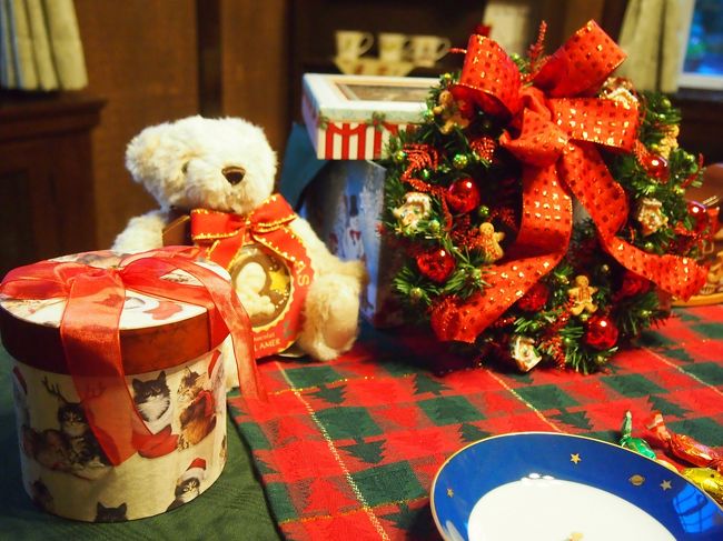 毎年12月の楽しみのひとつ、山手西洋館の世界のクリスマスに行ってきました。<br /><br />【開催日時】<br /> 2014年12月1日〜2014年12月25日<br /> 9:30〜17:00(20日〜24日は〜19:00)<br /><br />【各館テーマ】<br /> ブラフ18番館( シンガポール)<br /> 外交官の家 (アメリカ )<br /> 山手68番館 (フィンランド)<br /> エリスマン邸 (イタリア)<br /> ベーリック・ホール( スペイン)<br /> 山手234番館 (フランス)<br /> イギリス館 (イギリス)<br /> 山手111番館 (日本)<br /><br />http://www2.yamate-seiyoukan.org/event/event/2014kurisumasu11-10<br />